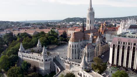 Drone-pan-toward-Matthias-Church-and-Fisherman's-Bastion,-Castle-Hill,-Budapest