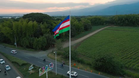 Bandera-De-Cali-En-La-Entrada-Sur-Cerca-De-Jamundi,-Entorno-Verde,-Plantaciones-De-Caña-De-Azúcar