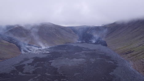 Vulkan-Fagradalsfjall-Island,-Luftaufnahme-Von-Rechts-Nach-Links-über-Abkühlenden-Lavafeldern