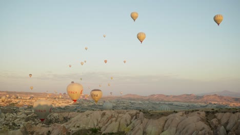 Heißluftballons-Morgenhimmel-Türkische-Zerklüftete-Landschaft
