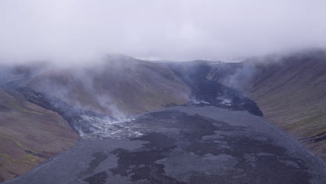 Volcán-Fagradalsfjall-En-Islandia-Toma-Aérea-Elevándose-Sobre-Campos-De-Lava-Enfriados