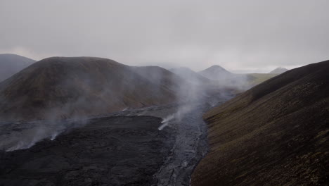 Vulkan-Fagradalsfjall-In-Island.-Luftstoßaufnahme-über-Abkühlenden-Lavafeldern-Nahe-Dem-Beckenrand