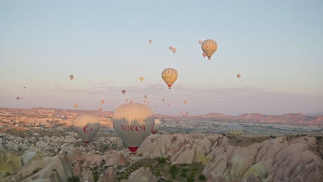 Heißluftballons-Treiben-Langsam,-Episches-Landschaftserlebnis