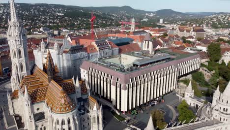 Aerial-pan-reveals-Matthias-Church-and-Danube-river,-Budapest,-Hungary