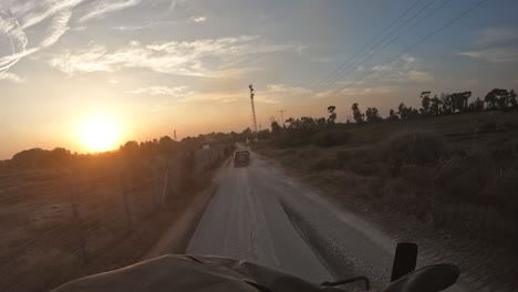 Sicht-Aus-Einem-Jeep-Der-IDF-Armee,-Der-Auf-Einer-Sandigen-Straße-Entlang-Des-Gazastreifens-Fährt
