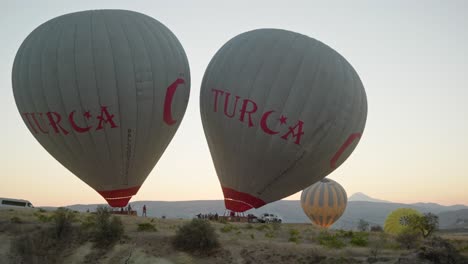 Heißluftballons-Blasen-Den-Morgenhimmel-Auf,-Touristische-Erlebnisliste