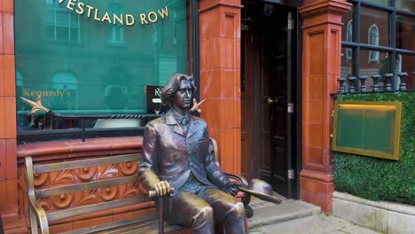 Kennedy's-pub-in-Dublin-where-a-bronze-statue-of-poet-and-writer-Oscar-Wilde-sits-in-tranquility