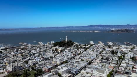 Drohnenaufnahmen-Des-Coit-Tower-Mit-Blick-Auf-Das-Stadtnetz-Von-San-Francisco