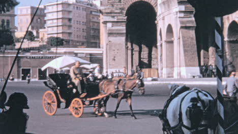 Wunderschöne-Kutsche-Mit-Pferd-Und-Kutscher-In-Den-Straßen-Roms-In-Den-1960er-Jahren