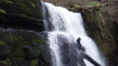 Eine-Nahaufnahme-Eines-Wasserfalls,-Der-Von-Der-Basis-Des-Wasserfalls-Bis-Zur-Spitze-Klettert