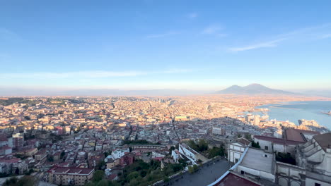 Panoramic-cityscape-of-Naples,-Italy-with-Mount-Vesuvius