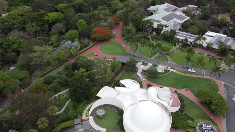 Luftaufnahme-Eines-Planetariums-In-Einem-Wunderschönen-Grünen-Garten