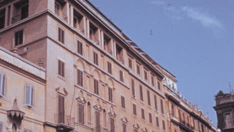 Coches-Clásicos-Estacionados-Frente-Al-Hotel-Hassler-En-Roma-En-Los-Años-1960