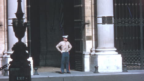Guardia-De-Seguridad-En-La-Entrada-Del-Palacio-Margarita-En-Roma-En-1960
