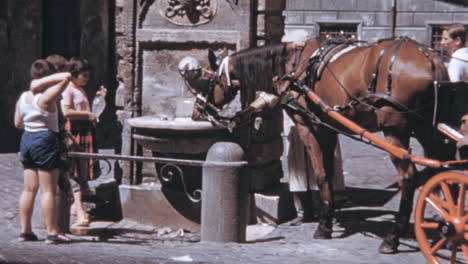 Kinder-Beobachten-Im-Rom-Der-1960er-Jahre,-Wie-Ein-Pferd-Wasser-Aus-Einem-Brunnen-Trinkt