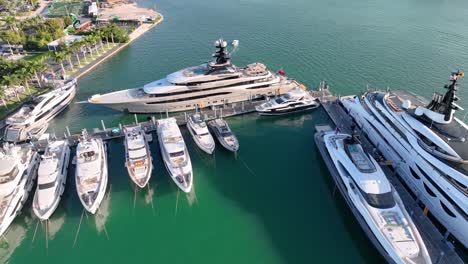 Drohne-Gleitet-über-Vor-Anker-Liegende-Yachten-In-Miami