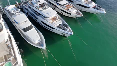 Opulente-Motoryachten-Zieren-Miamis-Luxusbootmesse-Am-Yachthafen