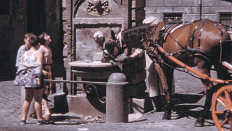 Pferd-Trinkt-Wasser-Aus-Einem-Von-Kindern-Umgebenen-Brunnen-Im-Rom-Der-1960er-Jahre