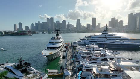 über-Miami:-Yachten-Und-Stadtbild
