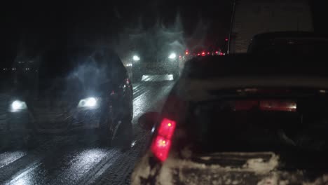Schneefall-In-Der-Nacht-Und-Vorsichtig-Fahrende-Autos-Im-Konvoi