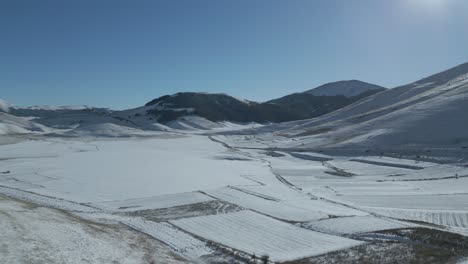Imágenes-De-Un-Dron-Sobre-Castelluccio---Italia-Durante-El-Período-Invernal-Con-Nieve