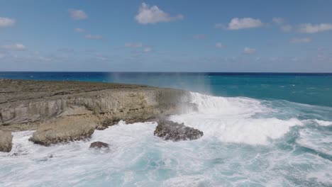 Wellen-Schlagen-Gegen-Felsen-Vor-Der-Nordküste-Von-Oahu,-Hawaii
