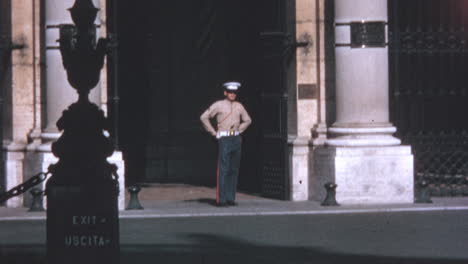 Eingang-Zum-Palazzo-Margherita,-Bewacht-Von-Einem-Wachmann-In-Rom-Der-1960er-Jahre