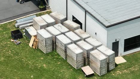 Gestapelte-Kisten-Für-Solarmodule,-Bereit-Für-Die-Industrielle-Installation,-Neben-Einem-Metalllager