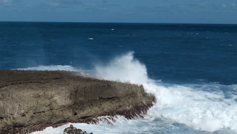 Wellen-Schlagen-Auf-Felsen-über-Der-Nordküste-Von-Oahu