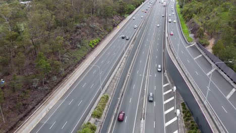 Drohne-überquert-Eine-Mehrspurige-Autobahn-über-Den-Darunter-Liegenden-Verkehr