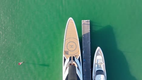 Yacht-at-Miami-marina,-seen-from-above-on-a-bright,-sunny-day