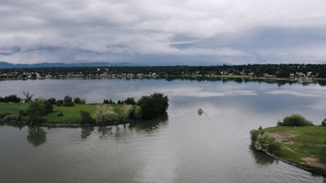 Aerial-view-of-people-paddling-through-Sloan-Lake-in-Denver,-Colorado