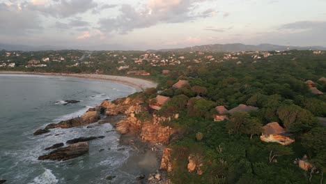 Drone-Revelando-La-Playa-Del-Resort-Al-Atardecer-Vista-Aérea-De-La-Punta-Zicatela-En-Puerto-Escondido-Oaxaca-México