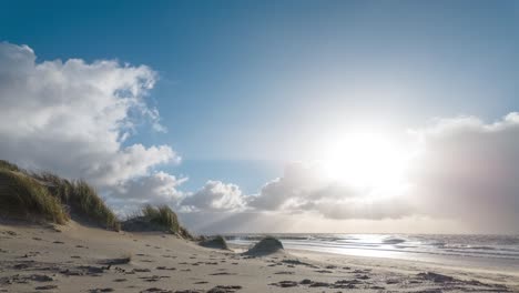 Wunderschöner-Zeitraffer-Am-Strand,-Sonniger-Tag-Mit-Statischen-Flauschigen-Wolken
