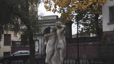 Escultura-De-Estatua-En-Estocolmo,-Suecia,-Con-Fondo-Estacional-De-Otoño.