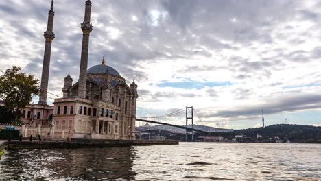 Timelapse-video-against-the-Bosphorus-in-Ortaköy,-Istanbul