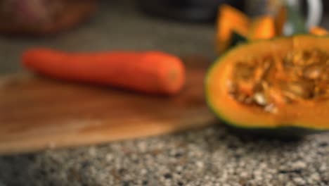 Cortar-Zanahorias-Preparar-Sopa-Jamaicana-De-Guisantes-Gungo-Después-De-Ser-Recogidas-Del-árbol,-Cultivo-De-Proteínas-Frescas-Y-Verdes-Saludables-Cosechadas