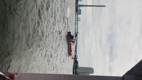 Vertikale-Fahrt-Mit-Dem-Boot-Und-Der-Fähre-In-Der-Stadt-Bangkok-In-Thailand,-Asien