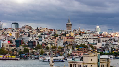 Zeitraffervideo-Gegen-Den-Galata-Turm-Bei-Bewölktem-Himmel-In-Istanbul