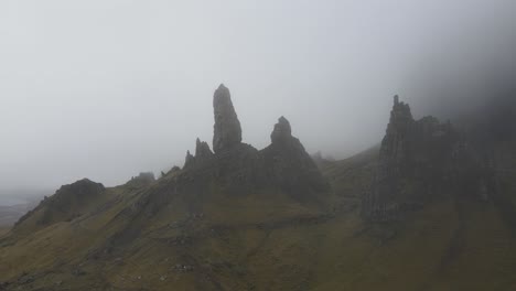 Luftdrohnen-Panoramablick-Auf-Die-Berühmtesten-Sehenswürdigkeiten-Der-Isle-Of-Skye