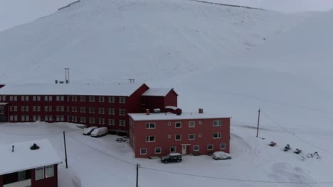 Drone-view-in-Svalbard-vertical-lift-in-Longyearbyen-town-showing-houses-in-a-snowy-area-in-Norway