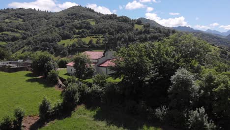 Luftaufnahme-Zur-Entdeckung-Der-Romanischen-Kirche-San-Vicente-De-Serapio-In-Asturien,-Spanien