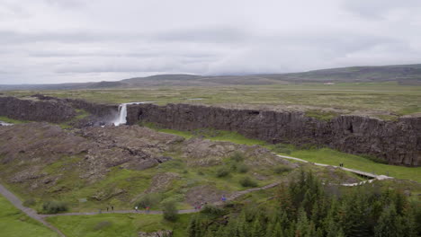 Cascada-De-Öxarárfoss-Y-Paisaje-En-Islandia,-Toma-De-Seguimiento-Aéreo-De-Derecha-A-Izquierda