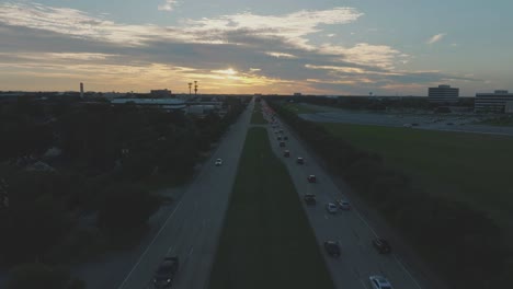 Eine-Luftaufnahme-Der-NASA-RD1-Bei-Sonnenuntergang-Mit-Dünnen-Wolken-Und-Blick-Auf-Das-Johnson-Space-Center-In-Clear-Lake,-Houston,-Texas