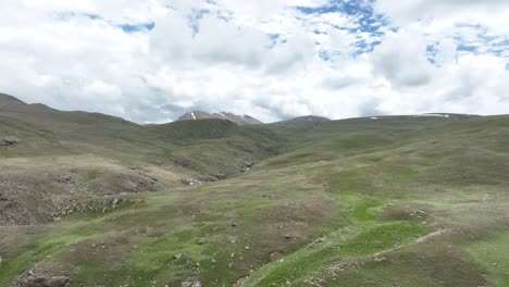 Llanuras-Deosai-Bajo-Un-Cielo-Nublado,-Gilgit-Baltistán