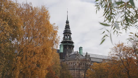 Stockholm-Schweden-Europa-Blick-Auf-Das-Traditionelle-Gotische-Kirchengebäude-Mit-Herbstlichem-Waldrahmen