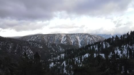 Las-Montañas-Nevadas-En-Big-Bear-En-California,-Estados-Unidos.