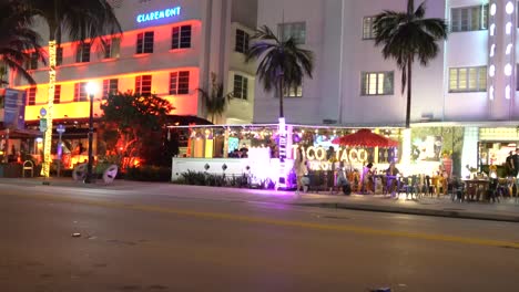 Helles-Licht-Schmückt-Clubs-Und-Restaurants-In-Miami-Beach,-Florida