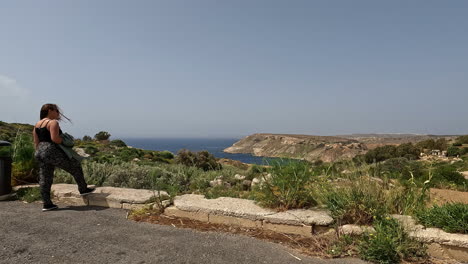 Wunderschöne-Frau-Genießt-Die-Natürliche-Landschaft-Der-Insel-Malta,-Rückansicht