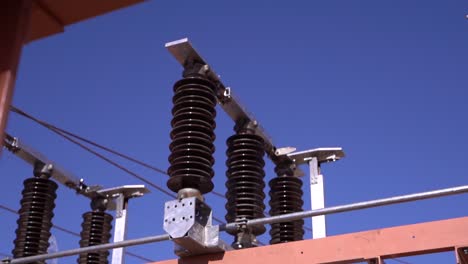 Vista-Cercana-De-Aisladores-Y-Conductores-Eléctricos-De-Alta-Tensión-En-Una-Central-Eléctrica,-Componentes-Esenciales-De-Las-Redes-Eléctricas.